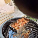 Bluegaz Premium Grillkorg med räkor som grillas