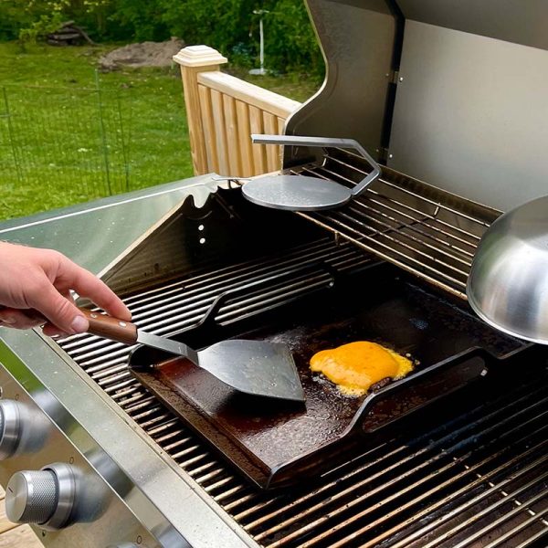 Flippar ostburgare med Bluegaz Elite Burger Flipper