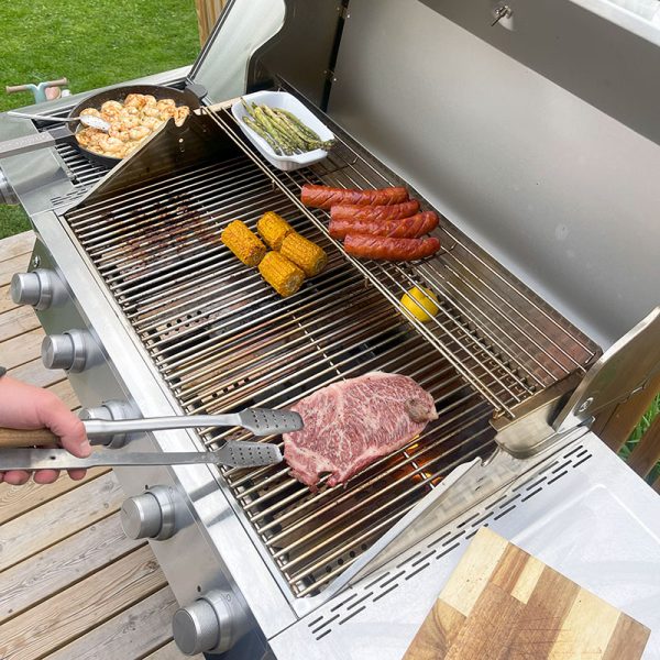 Greppar köttbit med Bluegaz Elite Grilltång