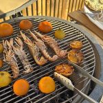 Lyfter apelsinhalva med Bluegaz Elite Grilltång