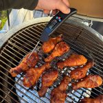 Bluegaz Digital Grilltermometer mäter temperaturen i kycklingklubbor
