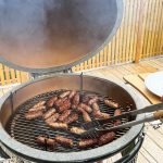 Bluegaz Elite Grilltång vänder på cevapi