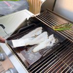 Vänder på fisk med Bluegaz Elite Stekspade