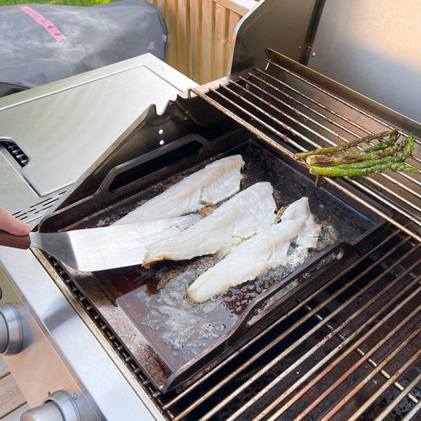 Vänder på fisk med Bluegaz Elite Stekspade