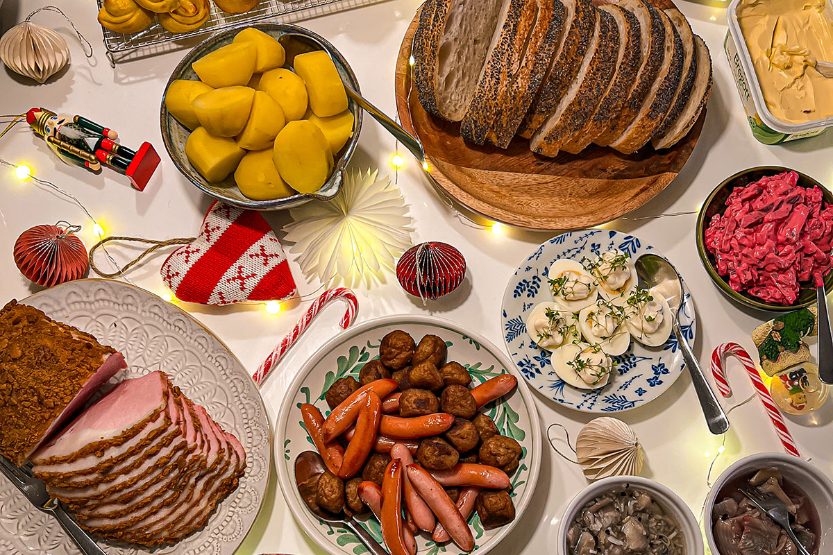 Grillat julbord med julskinka, prinskorvar, köttbullar, sill, ägg, potatis, bröd och smör