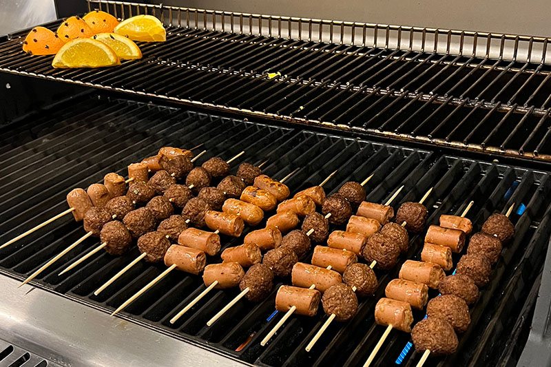 Grillspett med köttbullar och prinskorvar grillas på Bluegaz X1 Gasolgrill