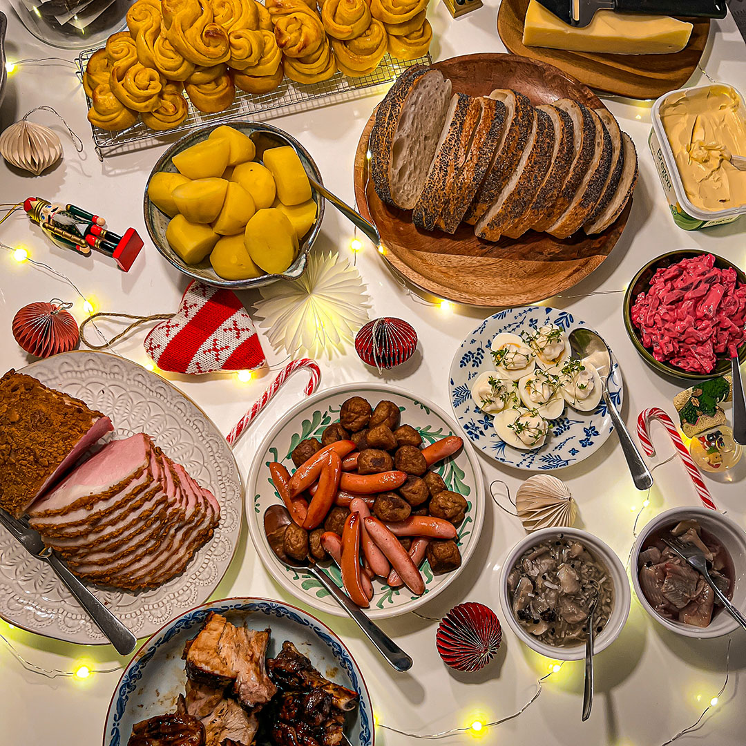 Grillat julbord med julskinka, prinskorvar, köttbullar, sill, ägg, potatis, bröd och smör