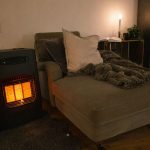 Bluegaz Gobi 2 Gasolkamin med fläkt står bredvid divan och värmer