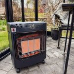 Bluegaz Kalahari Mini Gasolkamin i uterum med element igång