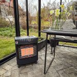 Bluegaz Kalahari Mini Gasolkamin står i orangeri och värmer