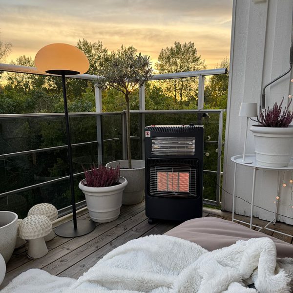 Bluegaz Tabernas Gasolkamin med fläkt står på balkong under solnedgång