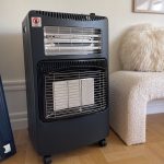 Bluegaz Tabernas Gasolkamin med fläkt står på trägolv i vardagsrum