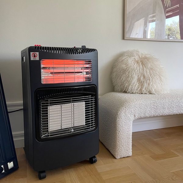 Bluegaz Tabernas Gasolkamin med fläkt står på trägolv i vardagsrum med elvärme igång