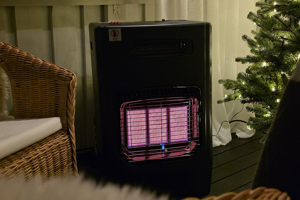 Bluegaz Gobi 2 Gasolkamin med fläkt lyser i uterum