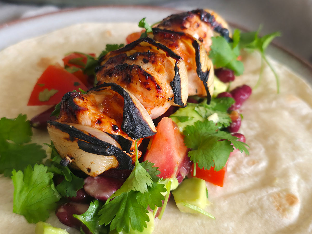 Grillspett med kyckling och fräsch sallad på tortillabröd
