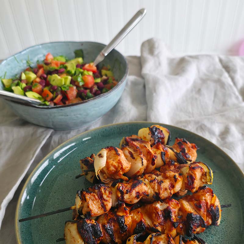 Grillspett och sallad redo för servering