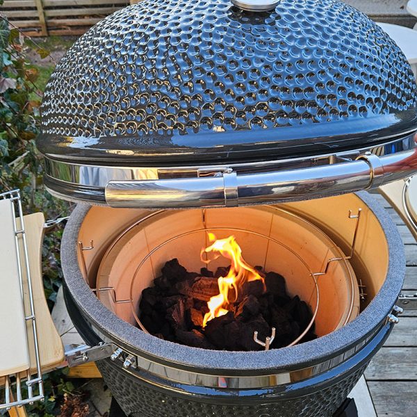 Bluegaz Kyoto Kamado extra large med kol som brinner i firebox