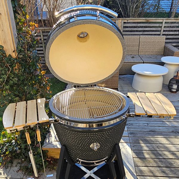 Bluegaz Kyoto Kamado extra large med öppet lock på uteplats framifrån