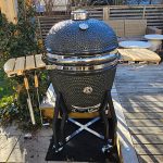 Bluegaz Kyoto Kamado extra large med stängt lock på uteplats framifrån
