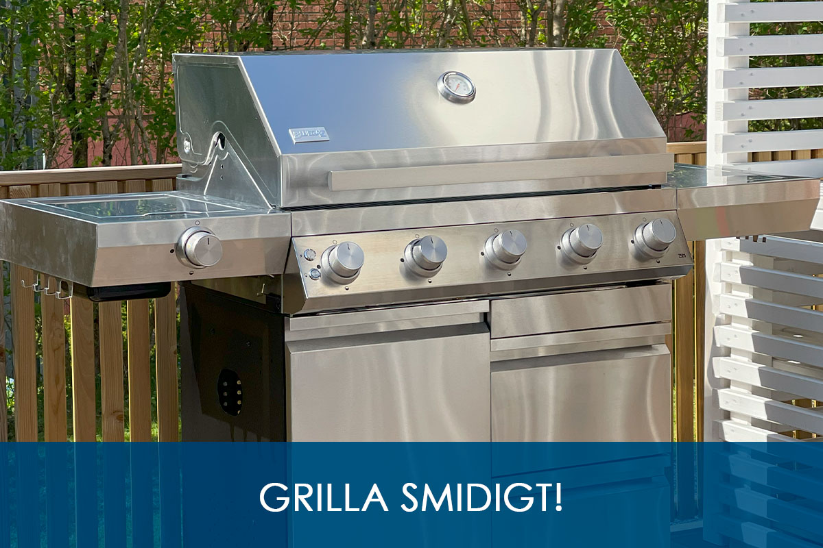 Bluegaz Z501 gasolgrill rostfri står på uteplats med staket bakom