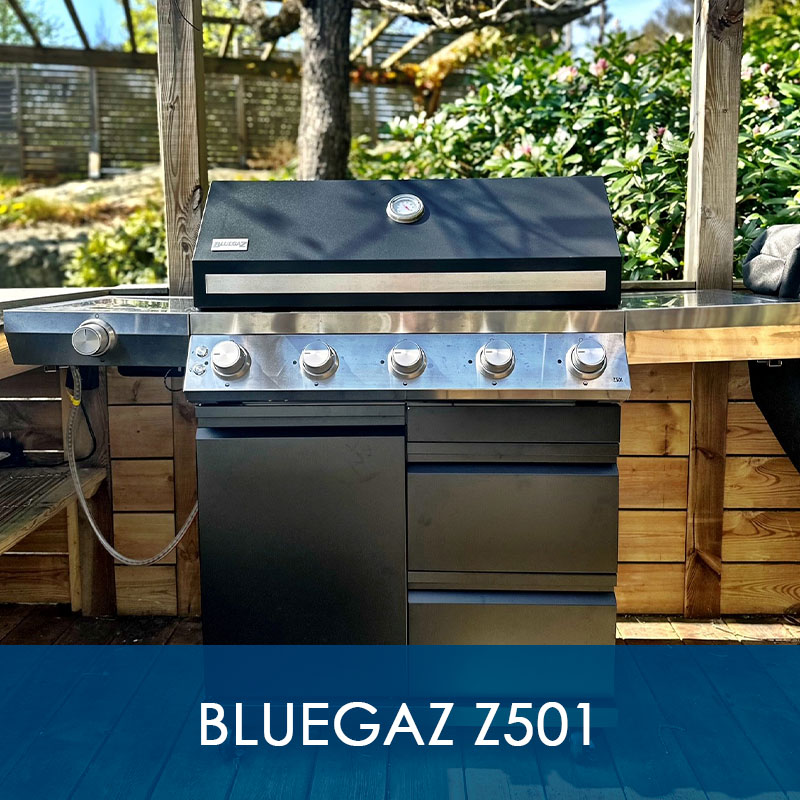 Bluegaz Z501 gasolgrill svart på trädäck framifrån