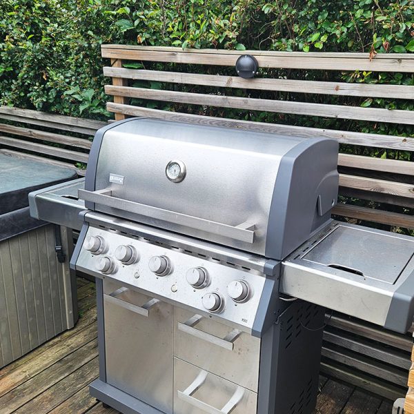 Bluegaz X502 Gasolgrill på trädäck sett från sidan
