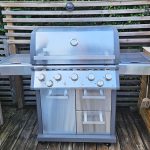 Bluegaz X502 Gasolgrill står på trädäck med staket i bakgrunden