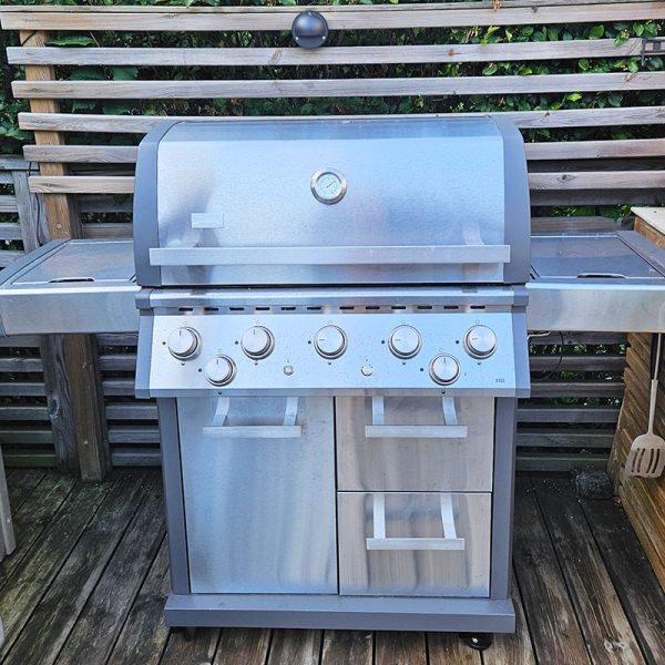 Bluegaz X502 Gasolgrill står på trädäck med staket i bakgrunden
