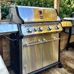 Bluegaz X1 Gasolgrill på trädäck sett från vänster sida