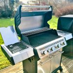 Bluegaz X1 Gasolgrill sett från sidan med sizzle burner lock öppet