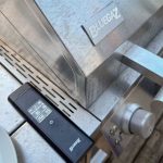 Bluegaz Trådlös Grilltermometer med 2 sonder ligger på sidobord på grill