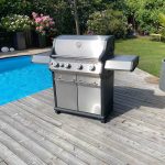 Bluegaz X1 Gasolgrill på trädäck bredvid pool