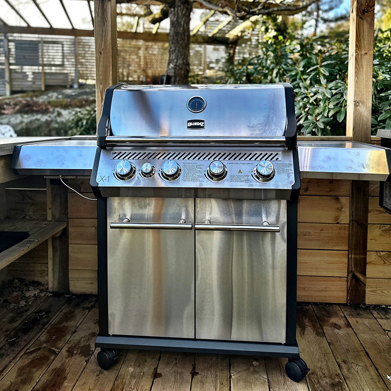 Bluegaz X1 Gasolgrill på trädäck sett framifrån