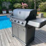 Bluegaz X1 Gasolgrill står bredvid pool på vänster sida