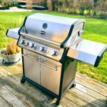 Bluegaz X1 Gasolgrill står på trädäck med gräs i bakgrunden