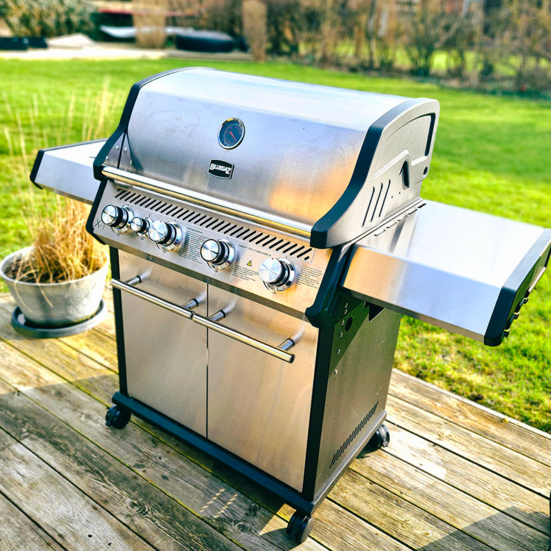 Bluegaz X1 Gasolgrill står på trädäck med gräs i bakgrunden