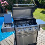 Bluegaz X1 Gasolgrill utan grillgaller står framför pool