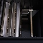 Bluegaz X402 Gasolgrill flamtämjare bredvid brännare