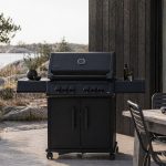 Bluegaz X402 Gasolgrill står på stenplattor med havet i bakgrunden