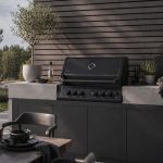 Bluegaz X402 Inbyggnadsgrill inbyggt i svart utekök med stenbänkskiva