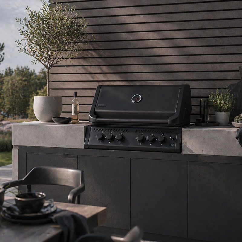 Bluegaz X402 Inbyggnadsgrill inbyggt i svart utekök med stenbänkskiva