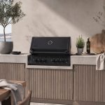 Bluegaz X402 Inbyggnadsgrill inbyggt i träutekök med stenbänkskiva