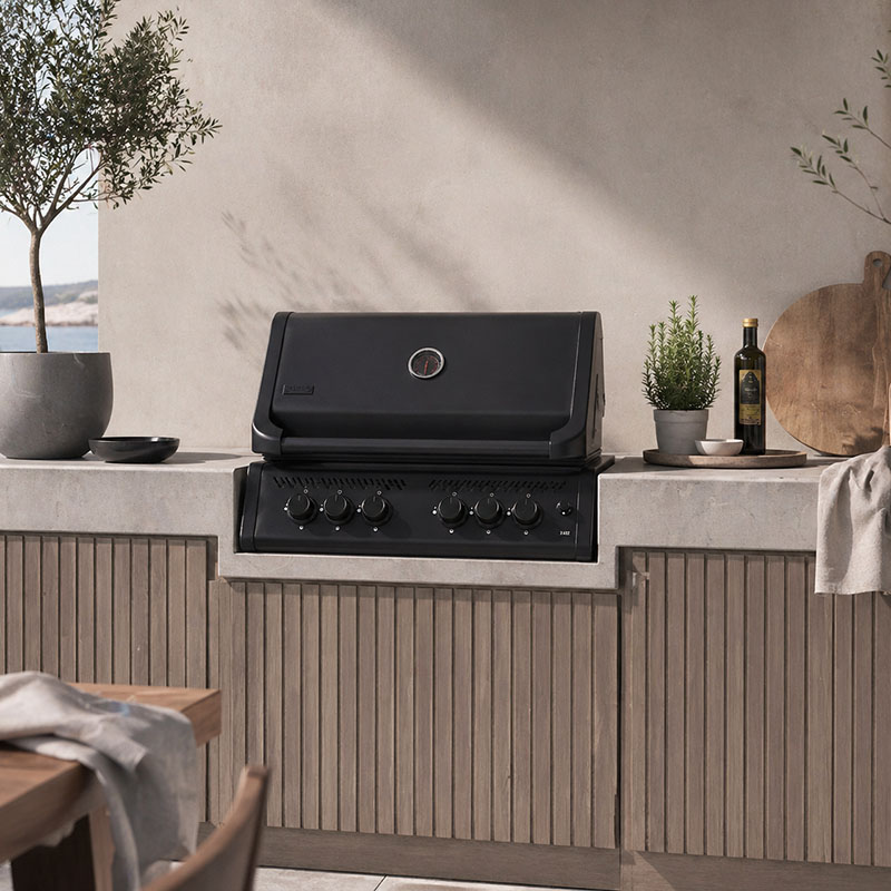 Bluegaz X402 Inbyggnadsgrill inbyggt i träutekök med stenbänkskiva