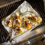 Grillad spetskål på serveringsbricka ligger på Bluegaz X1 Gasolgrill grillgaller