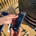 Håller i Bluegaz Trådlös Grilltermometer med 2 sonder