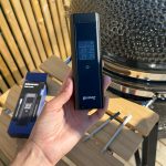 Hand håller i Bluegaz Trådlös Grilltermometer med 2 sonder