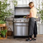 Kvinna står och grillar spetskål på Bluegaz X1 Gasolgrill