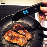 Mäter innertemperatur i ryggbiff med Bluegaz Instant Grilltermometer