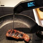 Ryggbiffs innertempertur mäts med Bluegaz Instant Grilltermometer