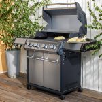 Spetskål grillas på Bluegaz X1 Gasolgrill sett från sidan